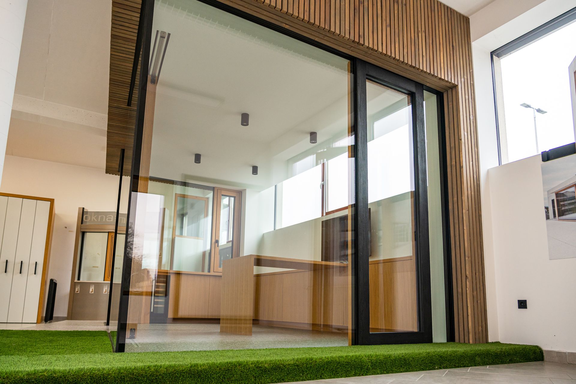 Variacijsko okno Kladera v salonu